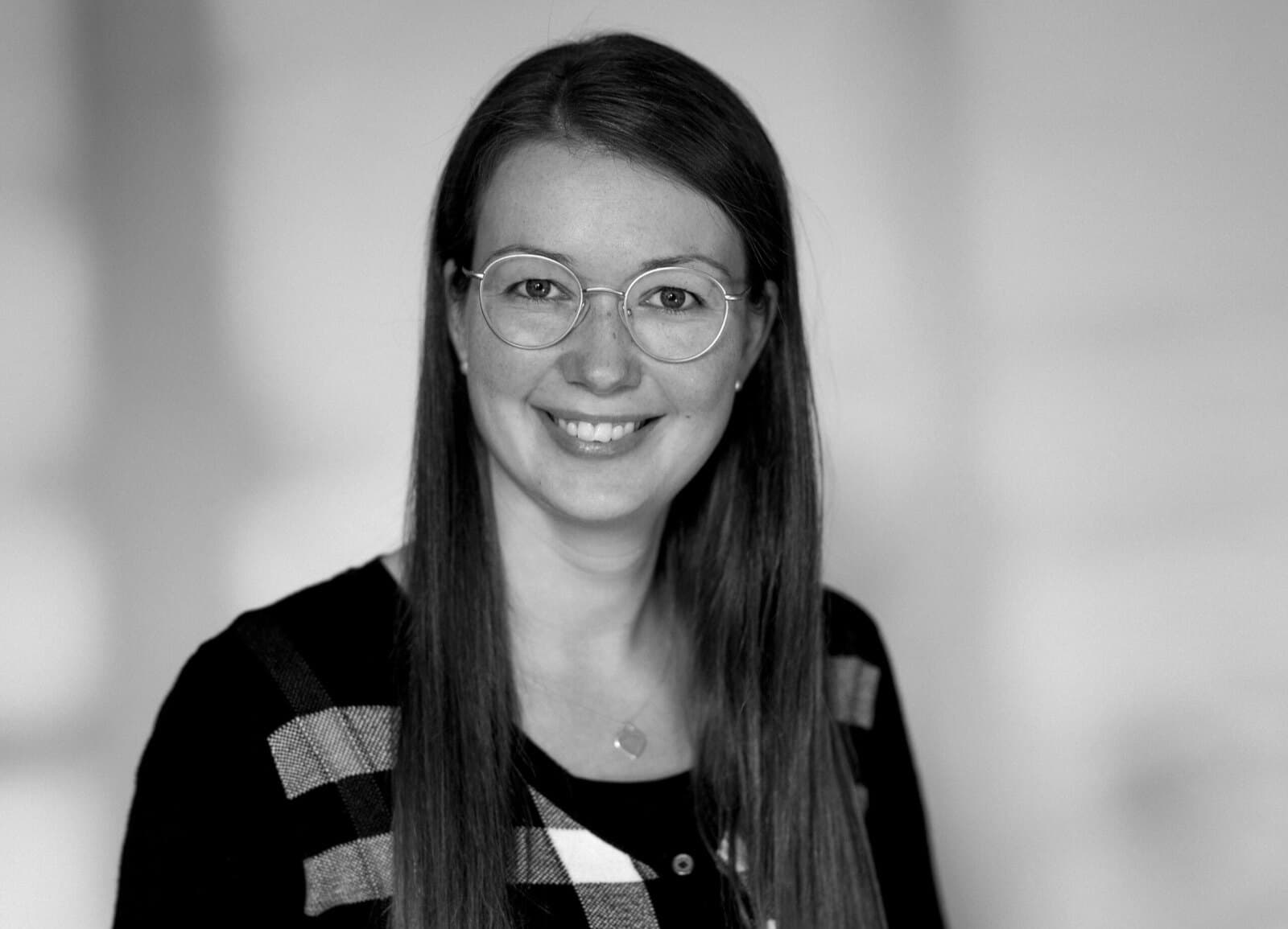 Schwarz-Weiß-Porträt von Kathleen Mähler, Gründerin von Pietät mit Herz
